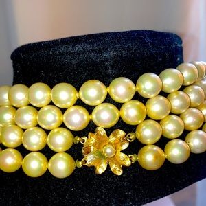 Vendome Pearl Necklace with Flower Clasp   Vintage Designer.🤩